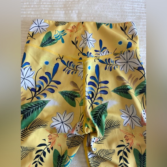 ZYIA ACTIVE Women's Yellow Floral Reflective Light n Tight Leggings 24” inseam - Picture 8 of 13